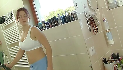 Showering and cum facial for a horny pussy