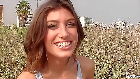 Milf gets her pussy stretched by machine and fucked