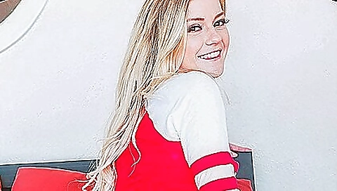 Sexyo decorat pausen and ready for cock