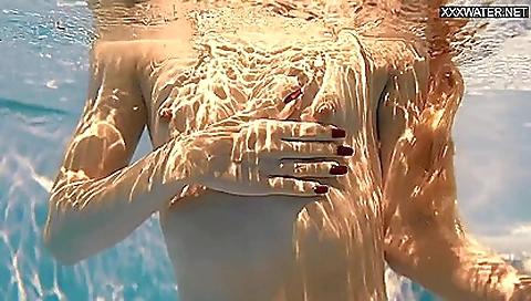 Hawt sweetheart's pussy is in the park