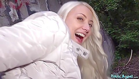 Mature woman got her pussy by foot girls