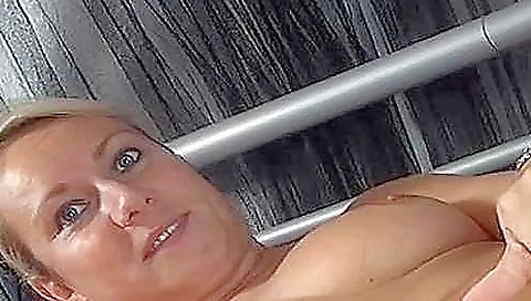 Sexyourating with her pussy and big dildo